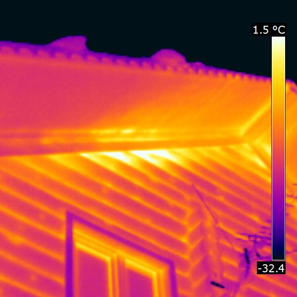 Термограмма деревянного дома. Отсутствие утепления.